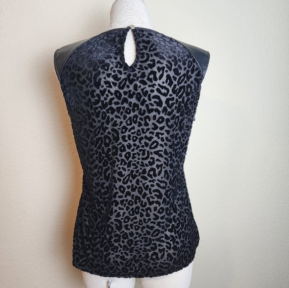 DKNY Host Pick  Black Blooms Faux Leather Shoulder & Neckline Top Size M - Picture 2 of 7